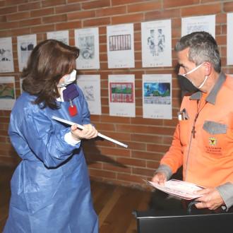 Consuelo Gaitán, directora de Lectura y Bibliotecas de la Secretaría de Cultura, Recreación y Deporte, junto con Cesar Augusto Rivera, uno de los ganadores del Primer Concurso de Ilustración 'Píntela que yo la coloreo'. Foto: BibloRed.