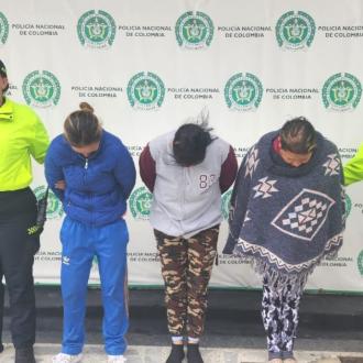 Capturan a 3 mujeres dedicadas al hurto de celulares en TransMilenio