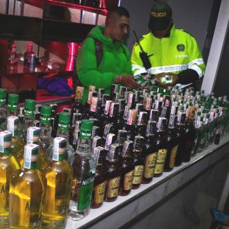 Hora CUIDAdana inició con el hallazgo de botellas de licor adulterado |  Bogota.gov.co