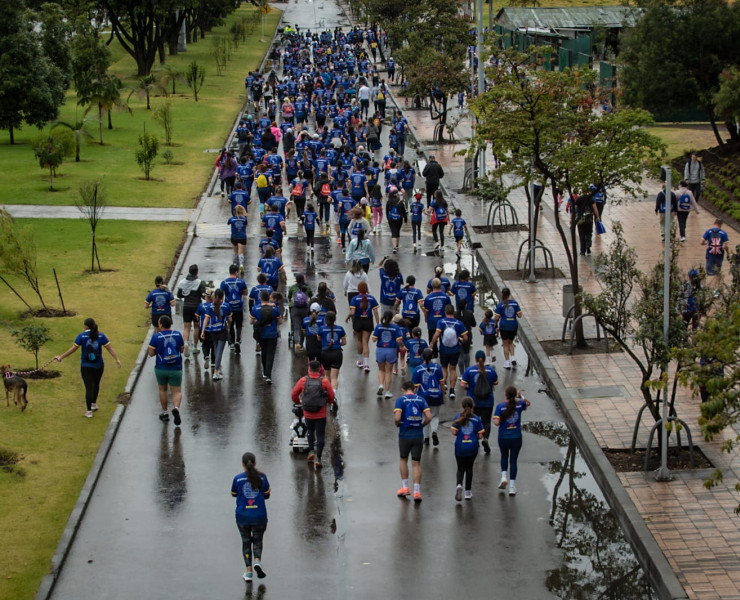 Atletas corriendo en las calles de Bogotá