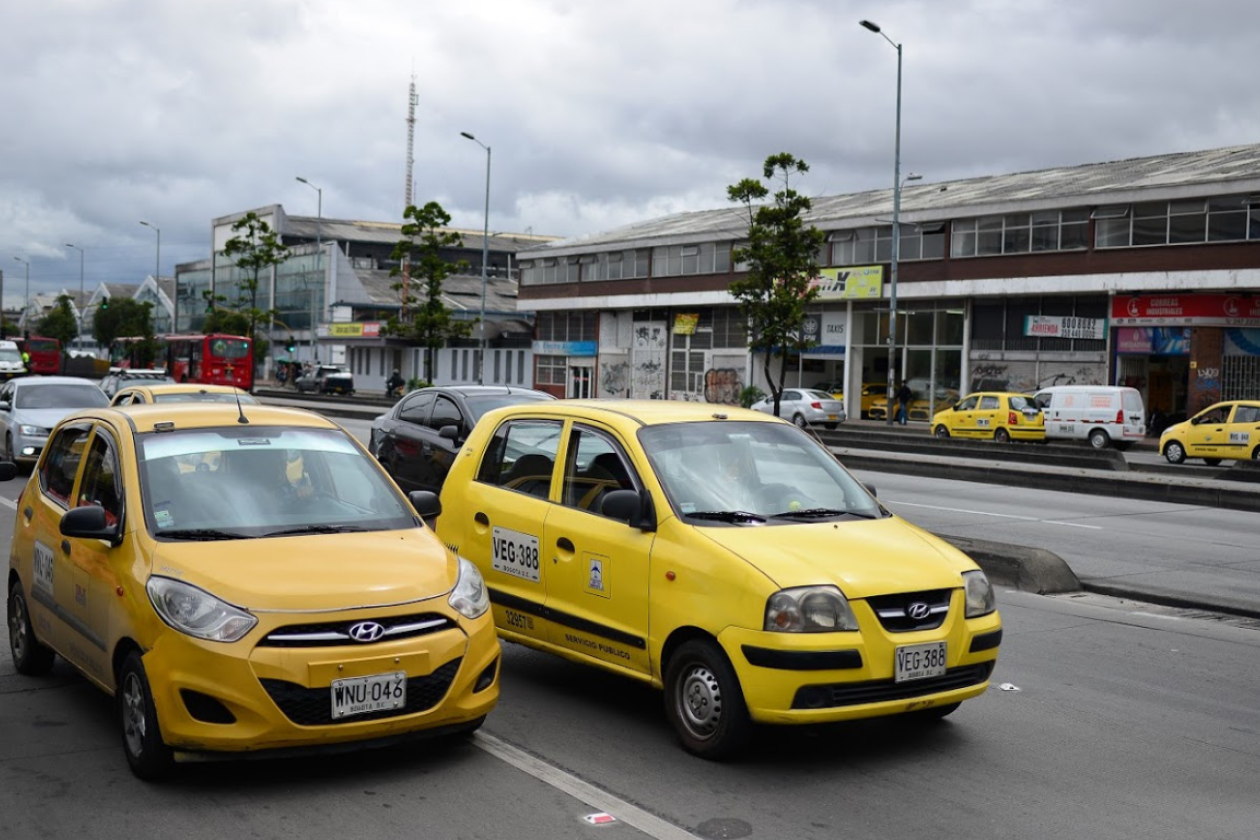 Plano de dos taxis recorriendo calles de Bogotá.