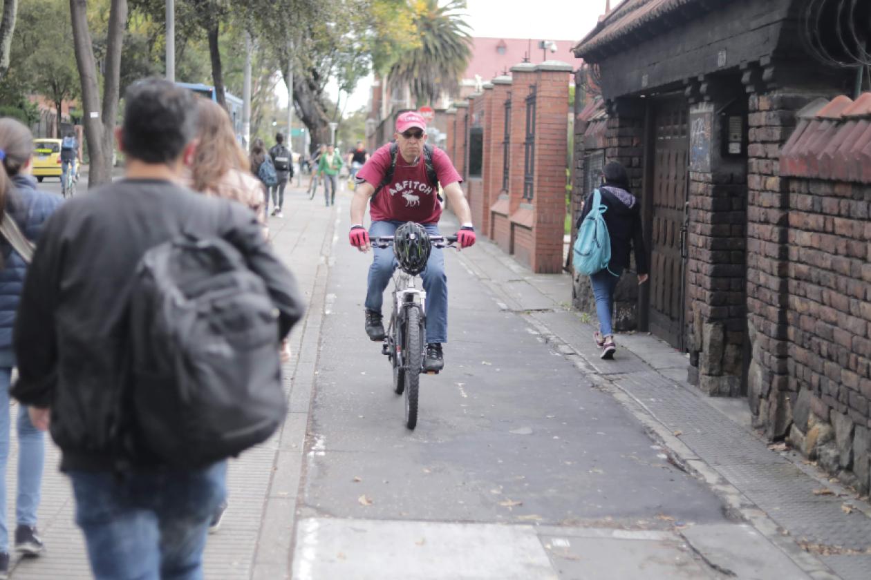Fotografía de un ciudadano en su bicicleta por la cicloruta