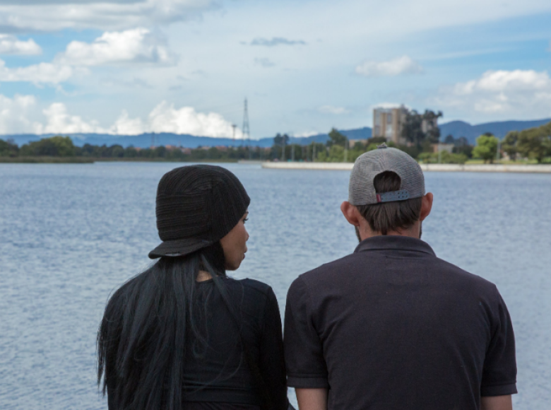 Una pareja observa un paisaje en la ciudad.