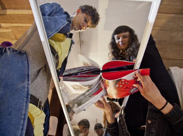 La exposición recoge los trabajos de grado de la Escuela de Artes Plásticas y Visuales de la Universidad Nacional de Colombia.