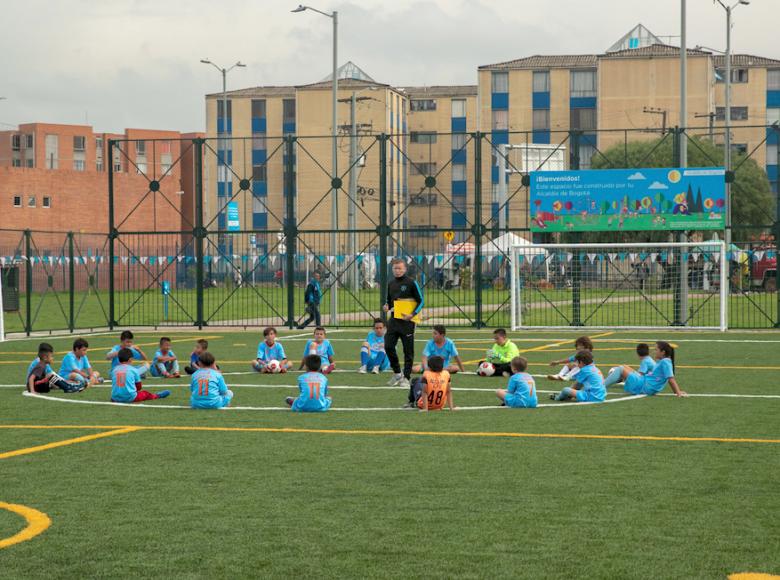 Deporte, disciplina y trabajo en equipo es la enseñanza para los habitantes del barrio La Esperanza en Bosa - Foto: Alcaldía de Bogotá. 