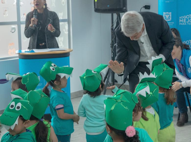 El alcalde y los niños siempre con una conexión especial llena de alegría - Foto: Alcaldía de Bogotá.