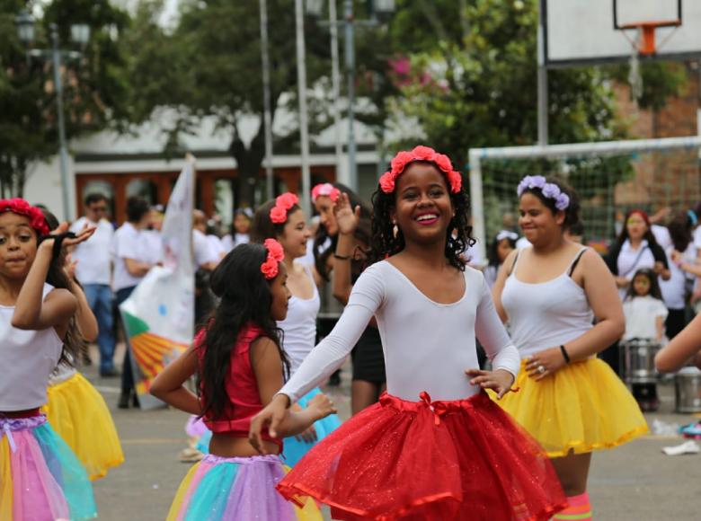 Niñas bailando felices 