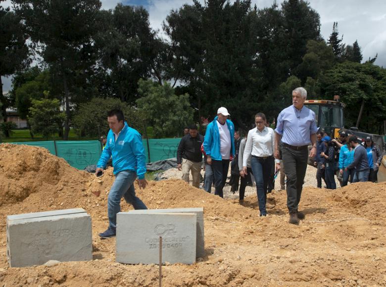 Alcalde Enrique Peñalosa visitó obras del parque vecinal Marsella - Foto: Alcaldía de Bogotá.