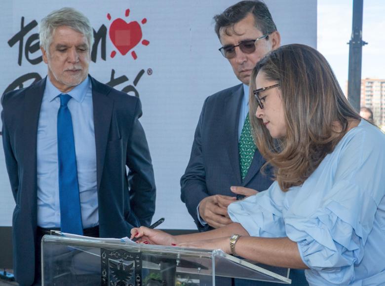 El turno de Johana Ospina, gerente del Acueducto para firmar el convenio de la PTAR Canoas - Foto: Alcaldía de Bogotá.