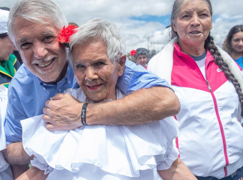 El cariño y reconocimiento de la gente hacia el alcalde por su trabajo fue una constante - Foto: Alcaldía de Bogotá.