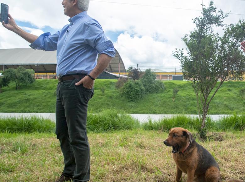 Enrique Peñalosa y Baltazar, uno de sus perros adoptados recorrieron juntos el río Fucha - Foto: Alcaldía de Bogotá.