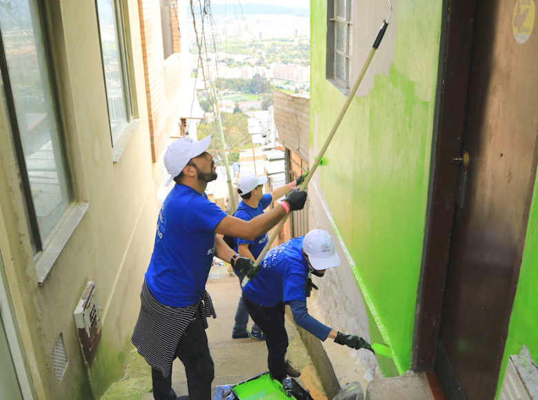 Voluntarios entraron a calles y callejones de la zona con sus rodillos y las ganas de cambiarle la cara a las fachadas - Foto: Secretaría de Hábitat.