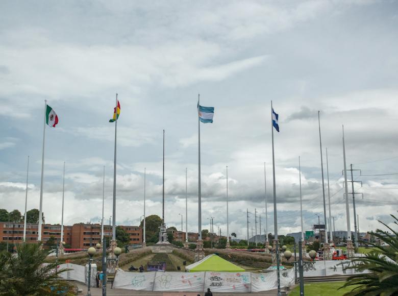 La restauración del Monumento a las Banderas incluye poleas, astas y mástiles de las 21 banderas que serán izadas - Foto: Alcaldía de Bogotá.