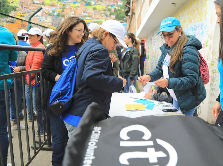 Habitarte se unió al Día de la Comunidad Citi y llegaron hasta el sector de La Mariposa para embellecer fachadas - Foto: Secretaría de Hábitat.