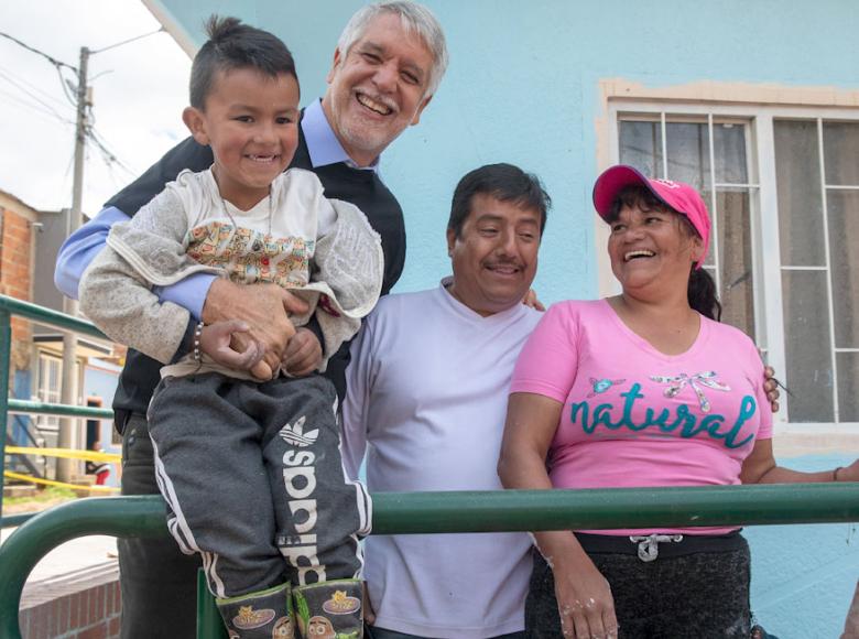 Las familias salieron y mostraron su agradecimiento al alcalde Enrique Peñalosa por las obras ejecutadas - Foto: Alcaldía de Bogotá.