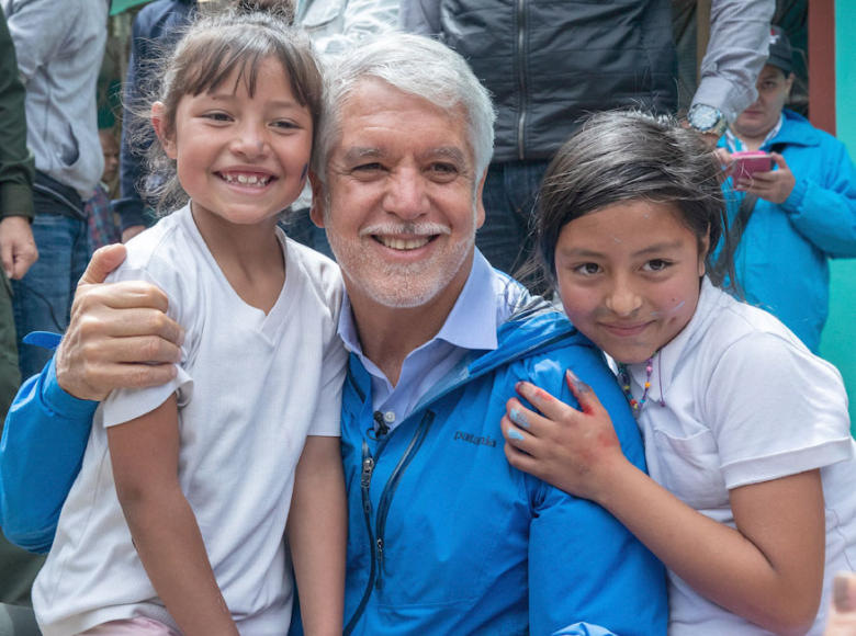 Los niños y el alcalde Enrique Peñalosa, siempre unidos por las sonrisas - Foto: Alcaldía de Bogotá.