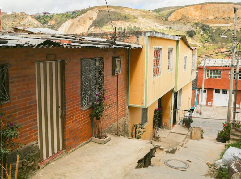 Calles del barrio Compartir en Ciudad Bolívar con Buganvilias plantadas - Foto: Jardín Botánico de Bogotá.