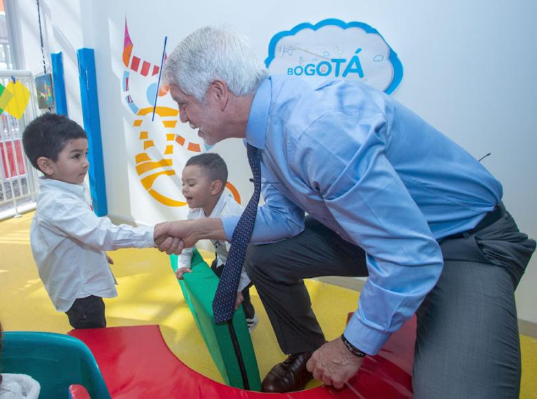 Los niños saludaban al alcalde Enrique Peñalosa por donde quiera que pasaba - Foto: Alcaldía de Bogotá. 