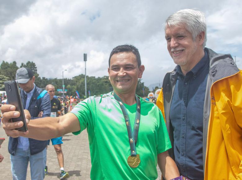 Nadie quería dejar pasar la oportunidad de una selfie con el alcalde Enrique Peñalosa - Foto: Alcaldía de Bogotá.