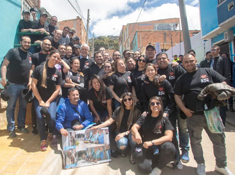 El equipo de la Caja de Vivienda Popular y el alcalde Enrique Peñalosa posando para la foto de