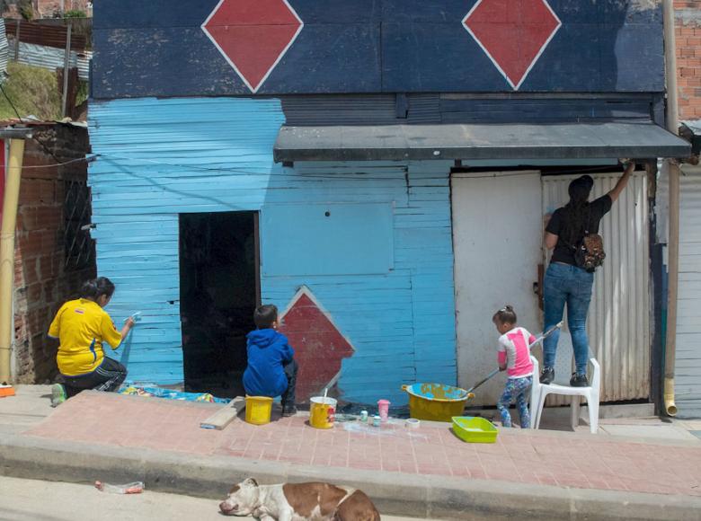 Pintar la fachada de su casa fue labor de toda la familia - Foto: Alcaldía de Bogotá.