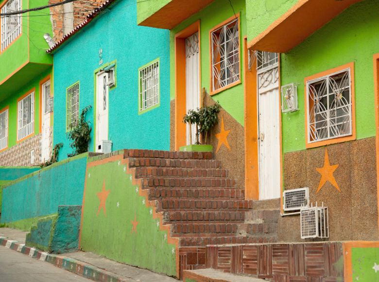 Casas del barrio Las Acacias tienen color en sus fachadas y plantas que crecen al frente - Foto: Jardín Botánico de Bogotá.