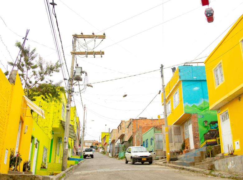 En Manitas hay color en las fachadas, buganvilias plantadas y todo se ve desde TransMiCable - Foto: Jardín Botánico de Bogotá