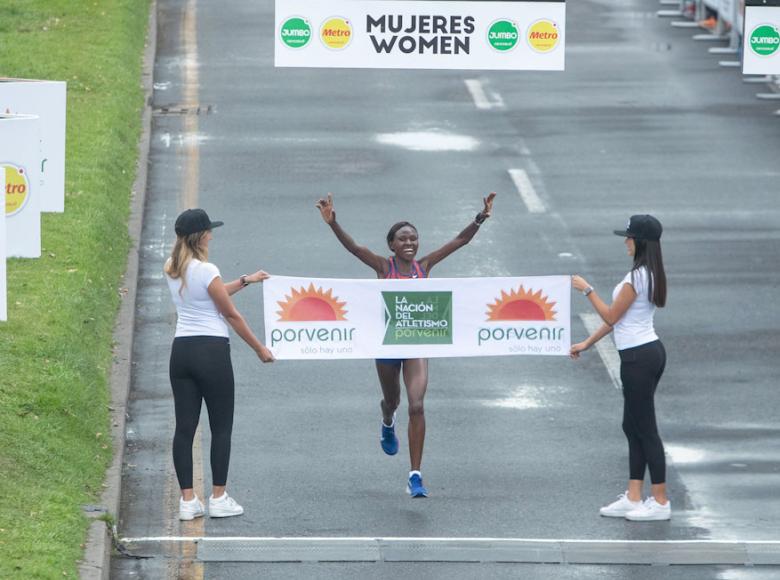 La ganadora fue Ruth Chepngetich de Kenia, cruzó la meta con un tiempo de 1:10:39 - Foto: Alcaldía de Bogotá.