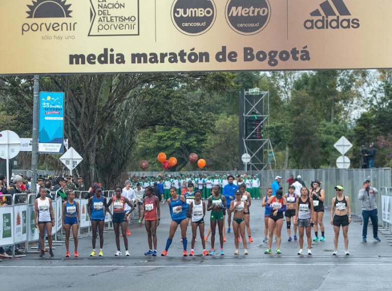 Mujeres en línea de partida de la Media Maratón de Bogotá - Foto: Alcaldía de Bogotá.