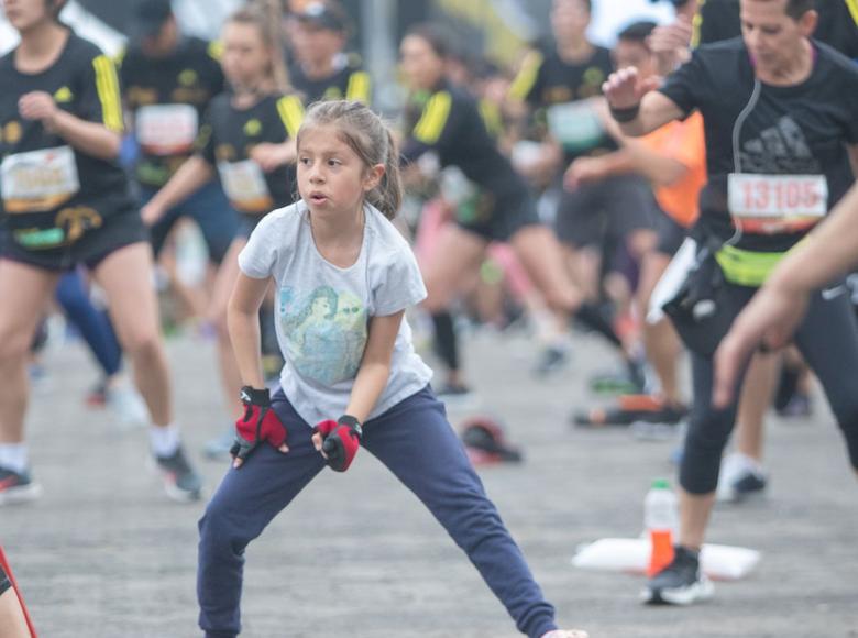 En los momentos previos hubo una jornada de calentamiento dirigida por profesionales - Foto: Alcaldía de Bogotá.