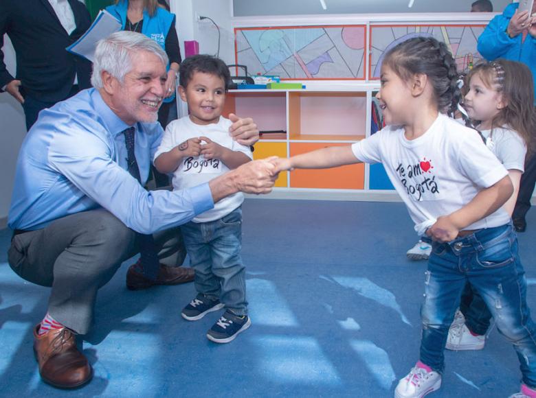 Niñas y niños festejaron la apertura de este jardín infantil en la localidad de Barrios Unidos - Foto: Alcaldía de Bogotá.