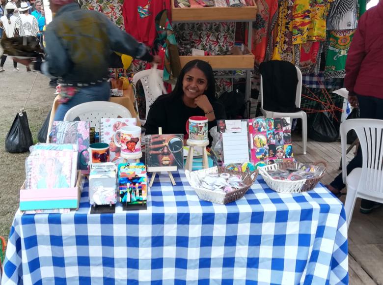 Una de las expositoras en Alimentarte Food Festival 2019 con sus diseños y accesorios - Foto: Archivo de Bogotá.