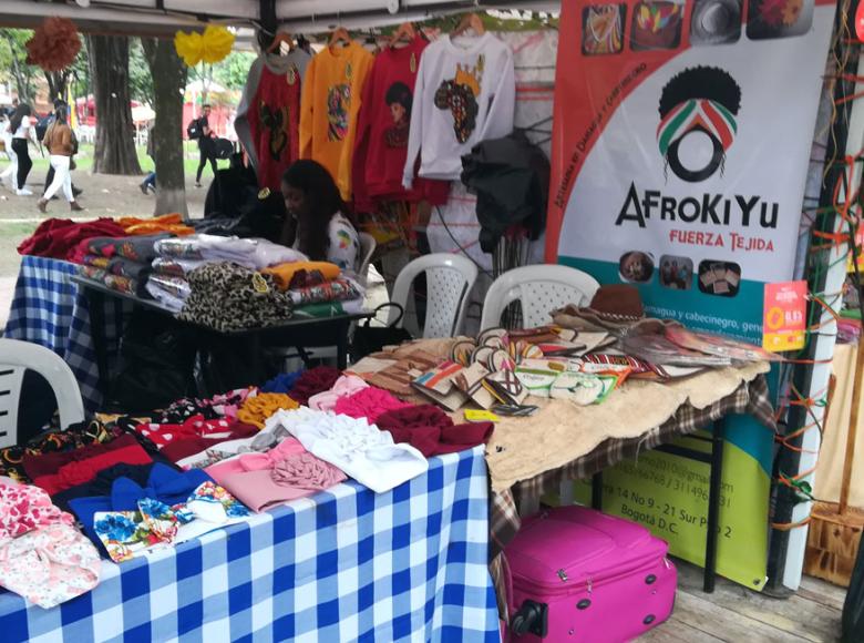 Artesanias Afrokiyu, marca del Pacifico quien elabora billeteras, bolsos, individuales en damagua y cabecinegro.