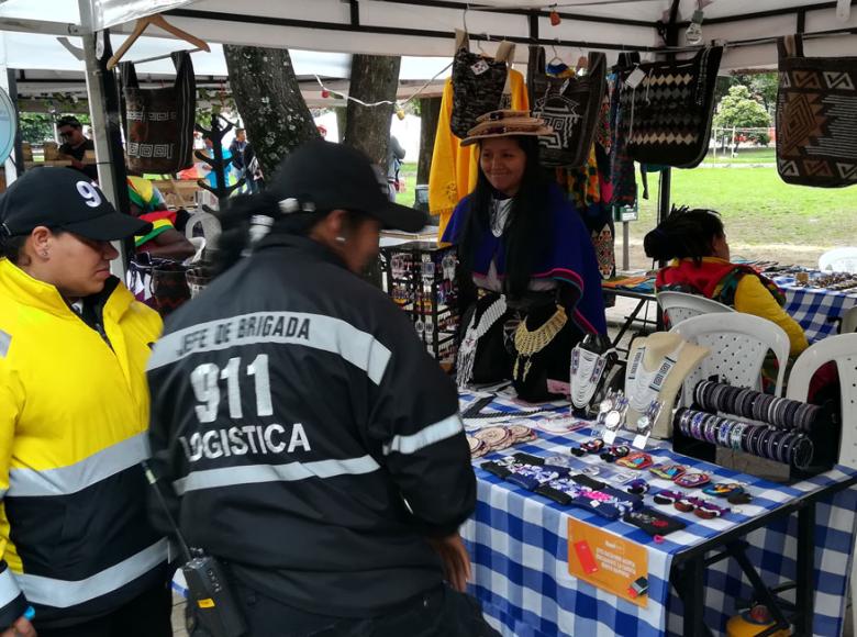 Artesanías de la comunidad indígena Misak, elaboran mochilas y collares de forma manual en telar - Foto: Archivo de Bogotá.