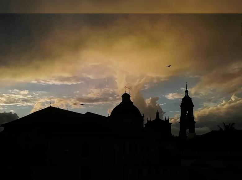 Atardecer bogotano al fondo campanario de la Catedral Primada - Foto: @nomeadapto.