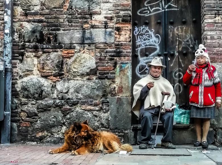 Pareja con su perro en calle del La Candelaria en el centro de Bogotá - Foto: Twitter @nomeadapto.