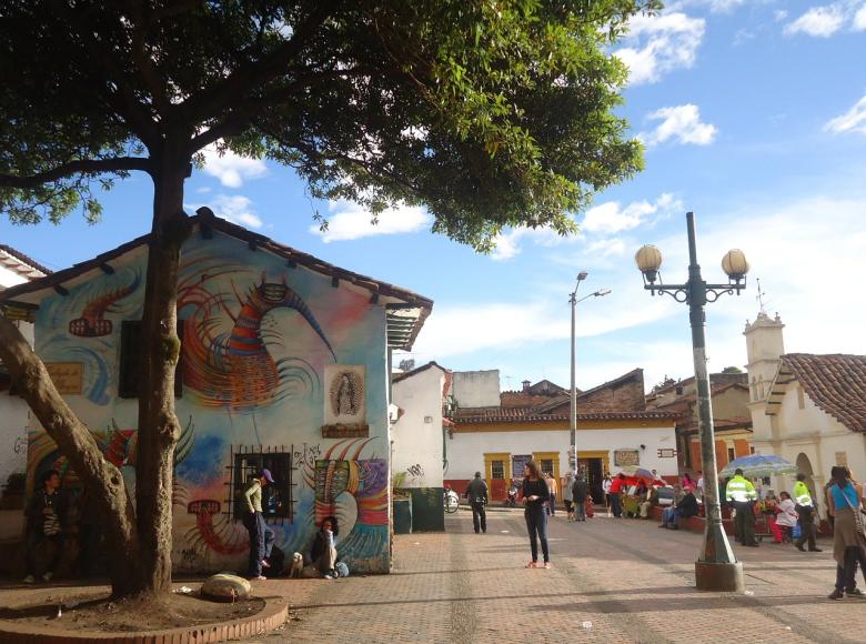 La tercera parada es en la zona conocida como El Chorro de Quevedo. Los visitantes ingresan por el Callejón del Embudo al costado norte y luego se toma la carrera 2 hacia el sur y se visita la oferta comercial que hay en esta zona.