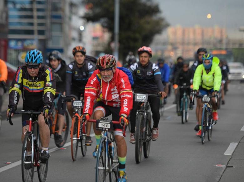 Ciclistas de todas las edades se sumaron a la Travesía Bicentenaria - Foto: Alcaldía de Bogotá.