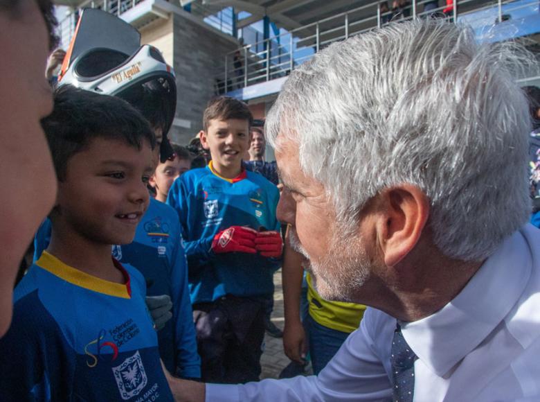 El alcalde saludó a los más pequeños bicicrosistas que se dieron cita para la apertura de la nueva pista de BMX - Foto: Alcaldía de Bogotá/Andrés Sandoval.