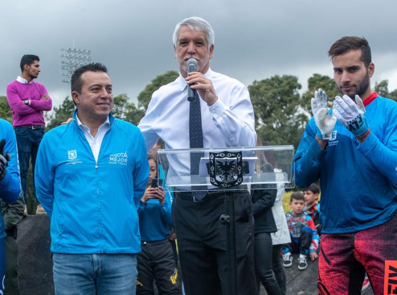 Orlando Molano, director del I.D.R.D. (izq.), Enrique Peñalosa, alcalde mayor de Bogotá (centro) y Carlos Ramírez, medallista olímpico (der.) en acto de inauguración - Foto: Alcaldía de Bogotá/Andrés Sandoval.