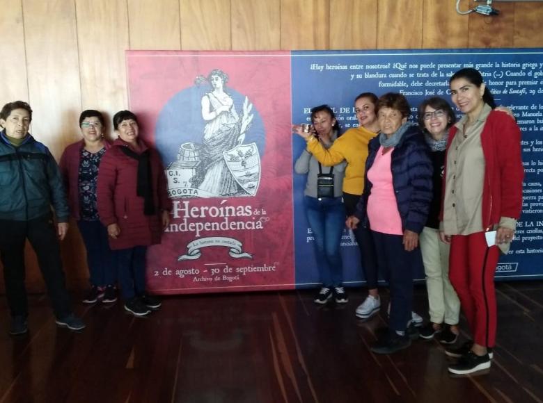 Como parte de la "Ruta del Origen", las mujeres de las Casas de Igualdad de Oportunidades de Engativá y Usaquén visitaron la exposición Heroínas de la Independencia en el Archivo de Bogotá para conocer el papel de las mujeres que participaron en la gesta de separación de España.