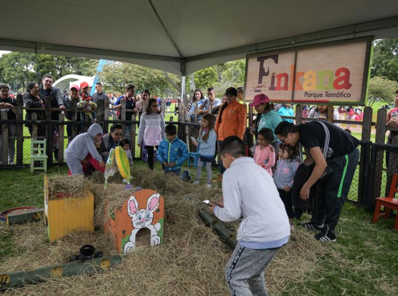 Finkana trae los animales del campo a la ciudad y los visitantes interactúan con ellos - Foto: I.D.R.D.