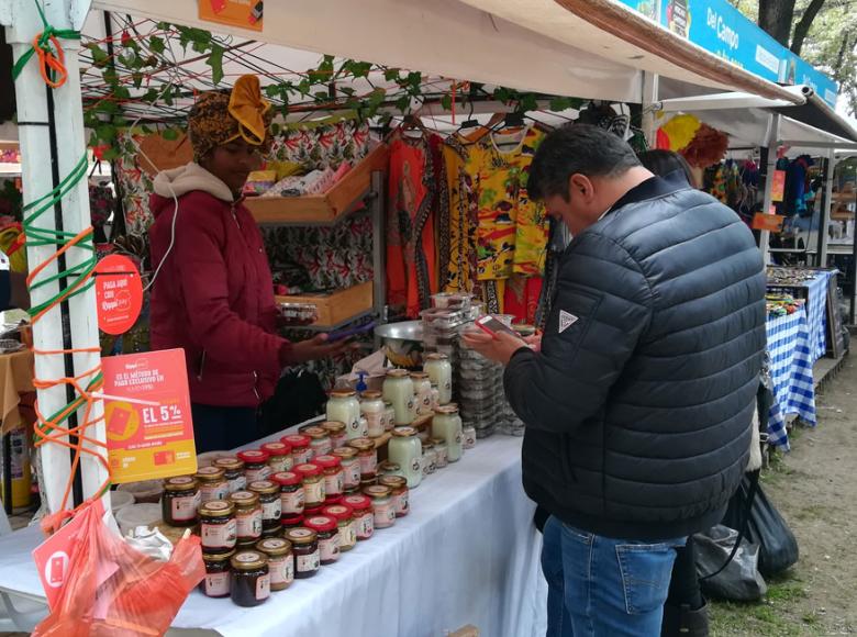 Palenque & mama, dedicados a promover la cultura y tradición echa dulce, cocadas y otros blandos típicos de Colombia - Foto: Archivo de Bogotá.