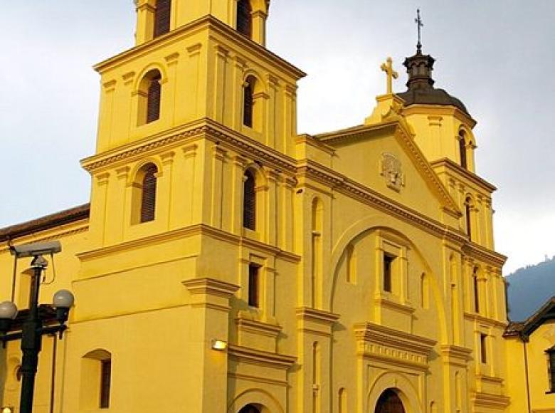 El recorrido termina en la iglesia de Nuestra Señora de la Candelaria ubicada en la calle 11 con carrera 4. Es un templo de origen colonial, hacía parte del antiguo convento de San Nicolás de los Agustinos Recoletos.