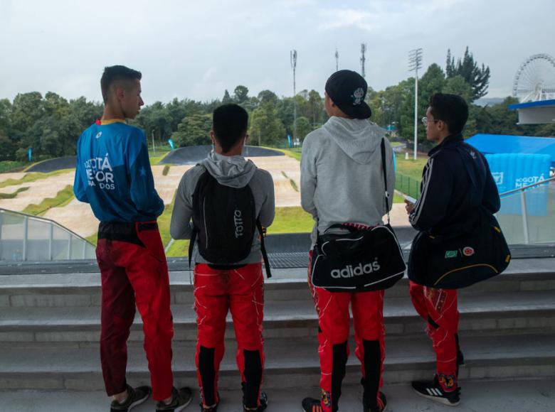 Los chicos que iban llegando no podían dejar de admirar la nueva pista que ahora tienen a su disposición - Foto: Alcaldía de Bogotá/Andrés Sandoval.