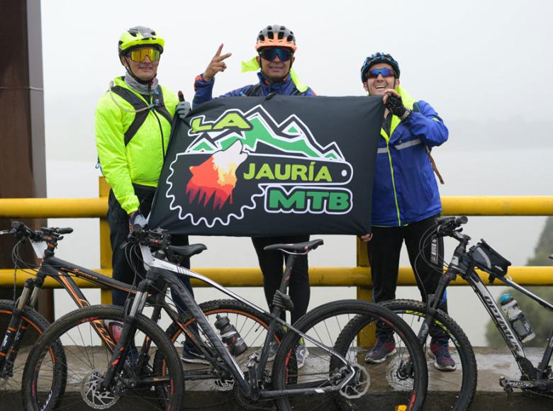 Amigos del club La Jauría Mtb con su bandera en la Travesía Bicentenaria - Foto: Alcaldía de Bogotá.