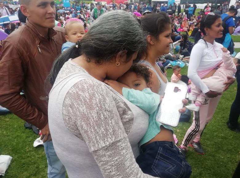 La OMS asegura que al brindar leche materna exclusiva, se reduce la mortalidad de los lactantes y se evitan enfermedades frecuentes en la infancia, tales como la neumonía y la diarrea.