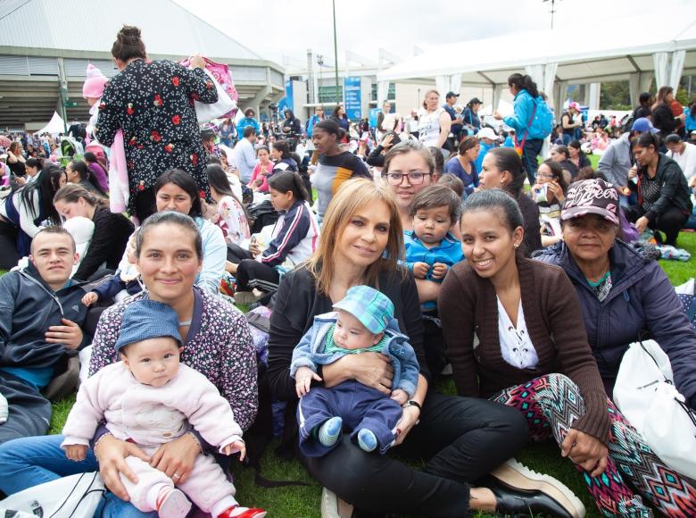 Gladys Sanmiguel, secretaria de Integración Social, acompañó a las madres lactantes en su jornada.