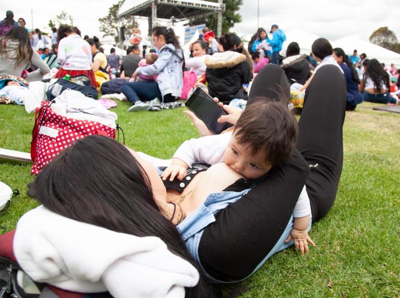 Estudios científicos han determinado que la lactancia materna exclusiva en los primeros seis meses de vida resulta beneficiosa para la salud de los niños, genera vínculos afectivos con la madre, mejora las defensas y previene enfermedades.