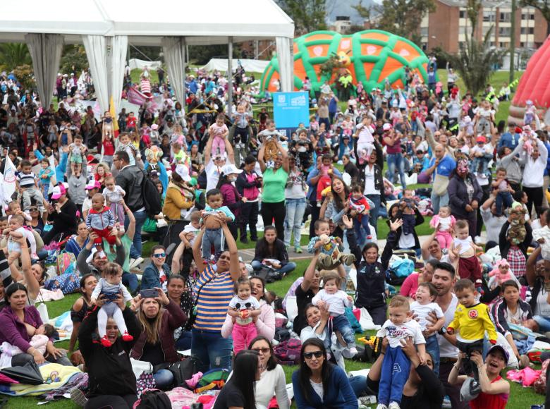 Más de 4.000 personas entre familias y madres lactantes asistieron al Parque de los Novios en Bogotá